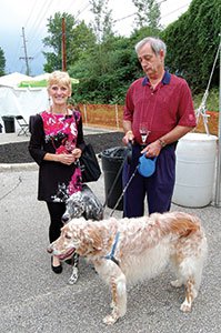 Photo-3---Donna-and-Steve-Rolando-and-their-English-Setters,-Pippin-and-Winnie.jpg